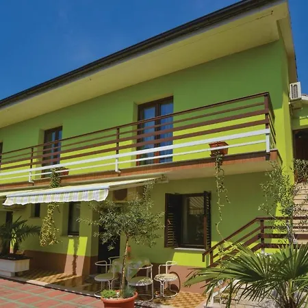 Cozy In Portoroz With Kitchen Lägenhet